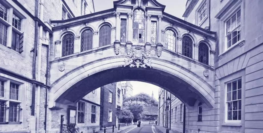 Oxford’s ornate Bridge of Sighs arching over a narrow historic street.